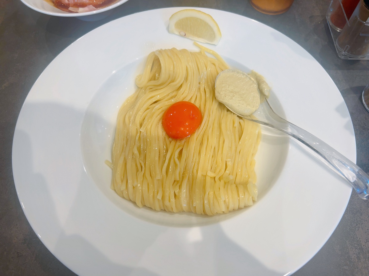 「むかん 横浜」の牡蠣バターたまご麺