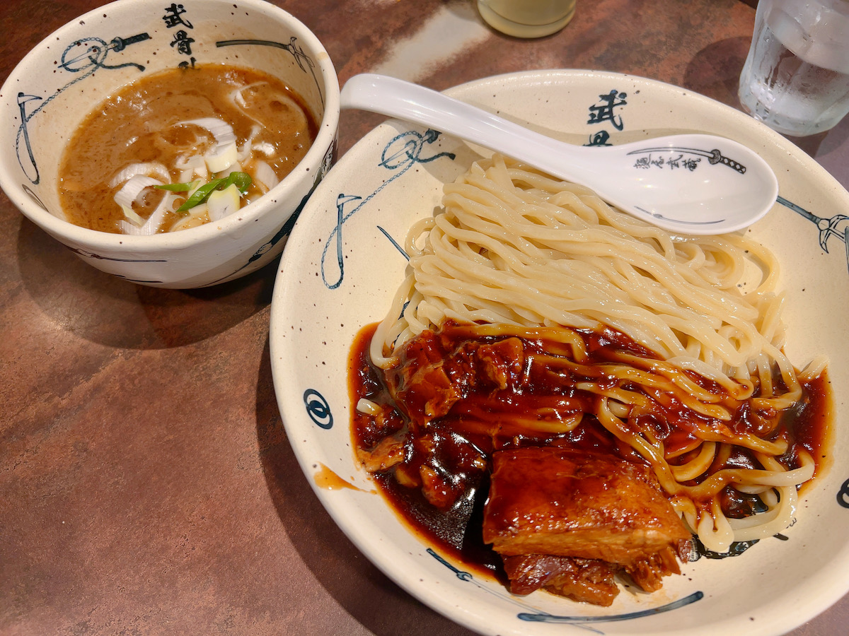 「麺屋武蔵 無骨外伝」の濃厚黒つけ麺